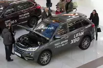 Die Chinesen kommen, zumindest in Russland: Hier wird ein Lifan X60 im Einkaufzentrum Balkaia Nova in St. Petersburg besichtigt, 5.11.17

Den Preis von unter 600 000 Rubel (etwa 8500 Euro) kann nicht mal ein Dacia Duster schlagen.