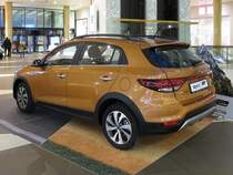 Ein Kia Rio X-Line im Galeria-Einkaufzentrum in St.Petersburg, 10.12.17