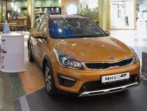 Ein Kia Rio X-Line im Galeria-Einkaufzentrum in St. Petersburg, 10.12.17