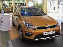 Ein Kia Rio X-Line im Galeria-Einkaufzentrum in St. Petersburg, 10.12.17