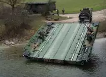 Militärfahrzeuge CH von Walter Ruetsch
Steyr 1491 310/S 37 6 x 6 Sattelschlepper 95 mit Brückenmodul im Dienste des Pontonier Bataillons 26 am 15. März 2018 bei Arch.
Foto: Walter Ruetsch