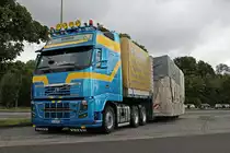 Optisch was ganz edles. Volvo FH16 700 6x2 von Stuber aus der Schweiz mit Tieflader auf einem Parkplatz zwischen Zierenberg und Breuna A44.