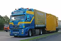 Volvo FH480 von Stuber aus der Schweiz mit Tieflader auf einem Parkplatz zwischen Zierenberg und Breuna A44.