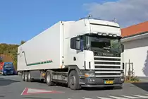 Scania 124L 420 Topline in einem Super Zustand mit Kühlauflieger in Breuna. Leider wird es immer seltener mal einen 4er Scania zu sehen. 09.10.2012