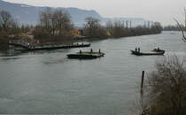 Militärfahrzeuge CH von Walter Ruetsch
Steyr 1491 310/S 37 6 x 6 Sattelschlepper 95 mit Brückenmodul im Dienste des Pontonier Bataillons 26 am 15. März 2018 bei Arch.
Nach der erfolgten Einwässerung fährt das Brückmodul in eigener Kraft zum Standort wo die Brücke gebaut wird.
Eingestellt bei den Fahrzeugen, da Sattelschlepper und Modul zusammengehören.  
Foto: Walter Ruetsch
