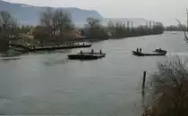 Militärfahrzeuge CH von Walter Ruetsch
Steyr 1491 310/S 37 6 x 6 Sattelschlepper 95 mit Brückenmodul im Dienste des Pontonier Bataillons 26 am 15. März 2018 bei Arch.
Nach der erfolgten Einwässerung fährt das Brückmodul in eigener Kraft zum Standort wo die Brücke gebaut wird.
Eingestellt bei den Fahrzeugen, da Sattelschlepper und Modul zusammengehören.  
Foto: Walter Ruetsch