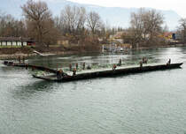 Militärfahrzeuge CH von Walter Ruetsch
Steyr 1491 310/S 37 6 x 6 Sattelschlepper 95 mit Brückenmodul im Dienste des Pontonier Bataillons 26 am 15. März 2018 bei Arch.
Nach der erfolgten Einwässerung fährt das Brückmodul in eigener Kraft zum Standort wo die Brücke gebaut wird.
Eingestellt bei den Fahrzeugen, da Sattelschlepper und Modul zusammengehören. 
Foto: Walter Ruetsch