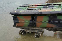 Militärfahrzeuge CH von Walter Ruetsch
Steyr 1491 310/S 37 6 x 6 Sattelschlepper 95 mit Brückenmodul im Dienste des Pontonier Bataillons 26 am 15. März 2018 bei Arch.
Einwässerung eines Brückenmoduls.
Foto: Walter Ruetsch