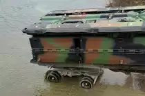 Militärfahrzeuge CH von Walter Ruetsch
Steyr 1491 310/S 37 6 x 6 Sattelschlepper 95 mit Brückenmodul im Dienste des Pontonier Bataillons 26 am 15. März 2018 bei Arch.
Einwässerung eines Brückenmoduls.
Foto: Walter Ruetsch