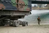 Militärfahrzeuge CH von Walter Ruetsch
Steyr 1491 310/S 37 6 x 6 Sattelschlepper 95 mit Brückenmodul im Dienste des Pontonier Bataillons 26 am 15. März 2018 bei Arch.
Einwässerung eines Brückenmoduls.
Foto: Walter Ruetsch