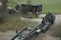 Militärfahrzeuge CH von Walter Ruetsch
Steyr 1491 310/S 37 6 x 6 Sattelschlepper 95 mit Brückenmodul im Dienste des Pontonier Bataillons 26 am 15. März 2018 bei Arch.
Einwässerung eines Brückenmoduls.
Foto: Walter Ruetsch