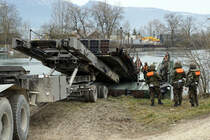 Militärfahrzeuge CH von Walter Ruetsch
Steyr 1491 310/S 37 6 x 6 Sattelschlepper 95 mit Brückenmodul im Dienste des Pontonier Bataillons 26 am 15. März 2018 bei Arch.
Einwässern eines Brückenmoduls.
Foto: Walter Ruetsch