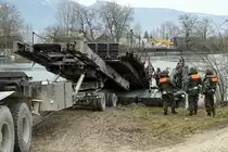 Militärfahrzeuge CH von Walter Ruetsch
Steyr 1491 310/S 37 6 x 6 Sattelschlepper 95 mit Brückenmodul im Dienste des Pontonier Bataillons 26 am 15. März 2018 bei Arch.
Einwässern eines Brückenmoduls.
Foto: Walter Ruetsch