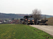 Militärfahrzeuge CH von Walter Ruetsch
Steyr 1491 310/S 37 6 x 6 Sattelschlepper 95 mit Brückenmodul im Dienste des Pontonier Bataillons 26 am 15. März 2018 bei Arch.
Für den Transport eines Brückenmoduls ist ein Stattelschlepper erforderlich. Begegnung von Lastenzügen auf der Hin- und Rückfahrt mit und ohne Fracht. 
Foto: Walter Ruetsch