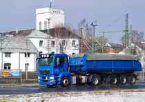 Mitzieher eines MAN Kippsattelzug, nahe der Glasswerke in Herzogenrath am 20.3.2018