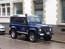 Blauer Land Rover Defender in Biel am 13.03.2018