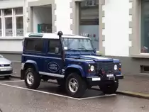 Blauer Land Rover Defender in Biel am 13.03.2018