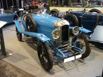 Amilcar CGS mit einer Boattailkarosserie von Duval. Dieser Wagen hat eine bewegte Geschichte hinter sich. Er wurde im Jahr 1925 nach Belgien ausgeliefert. Nach Ende des WW2 kaufte ein Captain der US-Armee dieses damals schon 20 Jahre alte Fahrzeuge und nahm ihn mit in die Staaten. Der Erbe des verstorbenen GI verkaufte den Amilcar zurück nach Europa, wo er eine umfangreiche Restaurierung genoss. Der 4-Zylinderreihenmotor hat einen Hubraum von 1074 cm³ und leistet 30 PS. Techno Classica Essen am 22.03.2018.