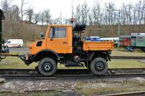 Mercedes Benz Unimog U1200 Zweiwegrangierfahrzeug am 24.03.18 beim Lokschuppenfest in Treysa 