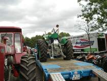 Der gr�ne Dutra wird gerade f�r die heimreise aufgeladen.Markleeberg 2007