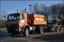 Atego 1828 mit fahrbarer Absperrtafel sonnt sich auf dem Rasthof Sauerland-Ost. (26.01.2009)
