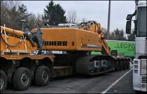 Ladegut ist ein Raupenbagger R954C. Das Einsatzgewicht des Baggers liegt zwischen 49.200 und 57.000 kg. Angetrieben wird er durch einen Liebherr 6-Zylinder-Reihenmotor mit 240KW/326 PS. (03.02.2009)