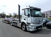 Noch richtig edel und neu glänzt dieser Mercedes Antos 1843 Autotransporter eines Autohauses in Weiden 16.04.2018