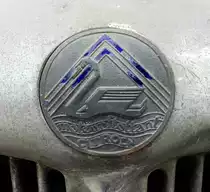 =Emblem auf einer Citroen-Kühlermaske, angeboten zum Verkauf bei der Veterama, 10-2017