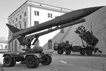 Der Raketenwerfer M139F  Honest John , im Hintergrund das bodengestützte Kurzstrecken-Flugabwehrraketen-System MIM-104  Patriot . (MHM Dresden, April 2018)