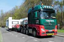 =MB Actros von  KAHL Schwerlast  steht auf einem Parkplatz an der B 27, 04-2018