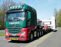 =MB Actros von  KAHL Schwerlast  steht auf einem Parkplatz an der B 27, 04-2018