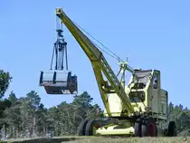 Ein Seilbagger T 172 mit Schalengreifer im April 2018 an der Bundesstraße 115 in Krauschwitz.