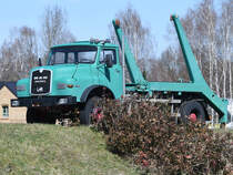 Ein MAN 15-160 Absetzkipper im April 2018 an der Bundesstraße 115 in Krauschwitz.