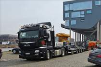 . MAN TGX 18.480 Sattelzug,  wird im Fischereihafen von Bremerhaven mit Maschinen beladen.  April 2018  (Hans)