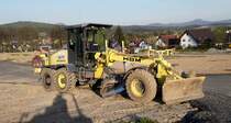 =HBM-Grader steht auf einer Baustelle in Petersberg, 04-2018