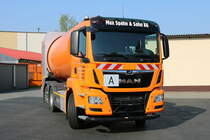 Brandneuer Max Spahn und Sohn KG MAN TGS 26.320 mit Faun Rotopress Aufbau am 21.04.18 in Maintal bei einen Fototermin 