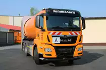 Brandneuer Max Spahn und Sohn KG MAN TGS 26.320 mit Faun Rotopress Aufbau am 21.04.18 in Maintal bei einen Fototermin 