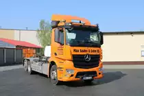 Max Spahn und Sohn KG Mercedes Benz Antos 2548 Absetzkipper am 21.04.18 in Maintal bei einen Fototermin