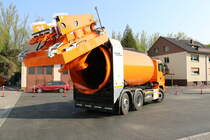 Brandneuer Max Spahn und Sohn KG MAN TGS 26.320 mit geöffneten Faun Rotopress Aufbau am 21.04.18 in Maintal bei einen Fototermin 