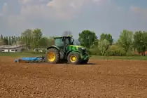 John Deere 7260R bei Bodenbearbeitung am 21.04.18 in der Nähe von Karben (Wetterau)