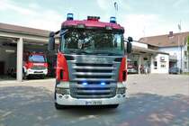 Feuerwehr Hochheim am Main Scania R500 V8 WLF (Florian Hochheim Main 1/67) mit Schnellboot am 22.04.18 bei einen Fototermin 