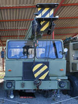 Der Autodrehkran ADK 125 im April 2018 im Flugplatzmuseum Cottbus.