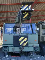 Der Autodrehkran ADK 125 im April 2018 im Flugplatzmuseum Cottbus.