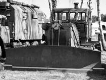 Ein sowjetischer Kettentraktor T-100 im April 2018 im Flugplatzmuseum Cottbus.