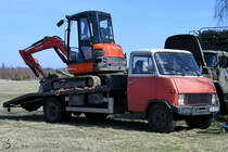 Ein Hanomag/Henschel-F-Kleintransporter mit Minibagger im April 2018 im Flugplatzmuseum Cottbus.