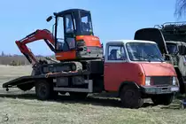 Ein Hanomag/Henschel-F-Kleintransporter mit Minibagger im April 2018 im Flugplatzmuseum Cottbus.
