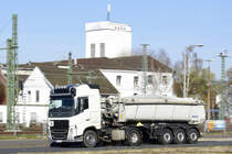 Volvo FH Kippersattelzug mitgezogen am 6.4.2018 in der nähe des BHF Herzogenrath.