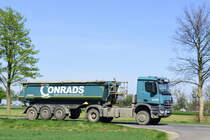 Mercedes-Bens Actros 1845, Kippersattelzug von Transporte Conrads / Übach-Palenberg Mitzieher am 19.4.2018 auf der L 164 (ex B221) bei Geilenkirchen / Muthagen  