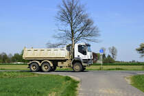 IVEKO 380 Kipper, Mitzieher am 19.4.2018 auf der L 164 (ex B221) bei Geilenkirchen / Muthagen 