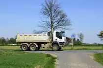 IVEKO 380 Kipper, Mitzieher am 19.4.2018 auf der L 164 (ex B221) bei Geilenkirchen / Muthagen 